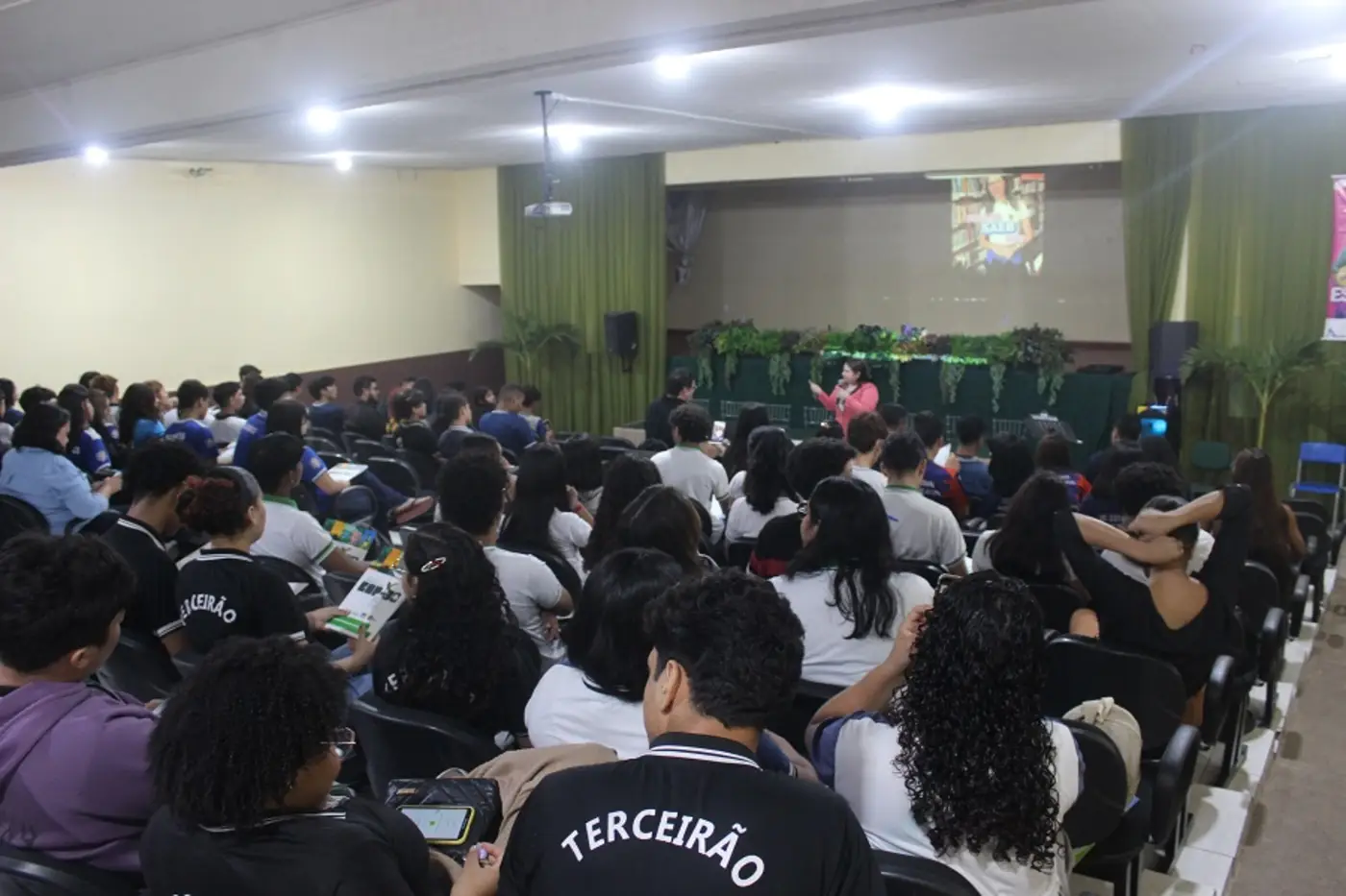 Lideranças estudantis de Macapá e Santana debateram questões climáticas junto a autoridades