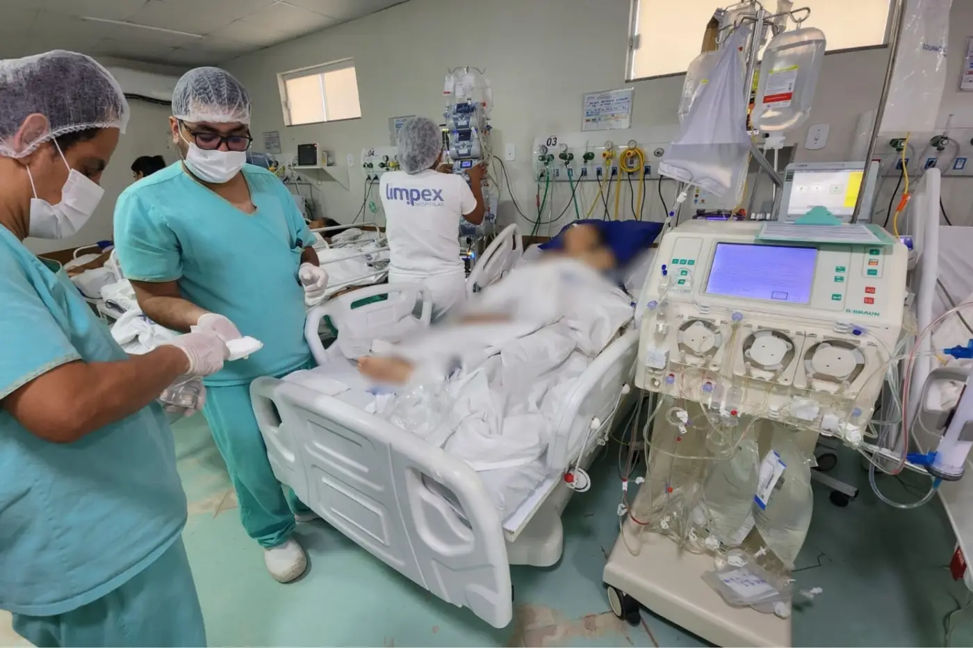 O serviço pode ser realizado à beira do leito, para atender aos pacientes mais críticos, internados na UTI ou Sala Vermelha do HE