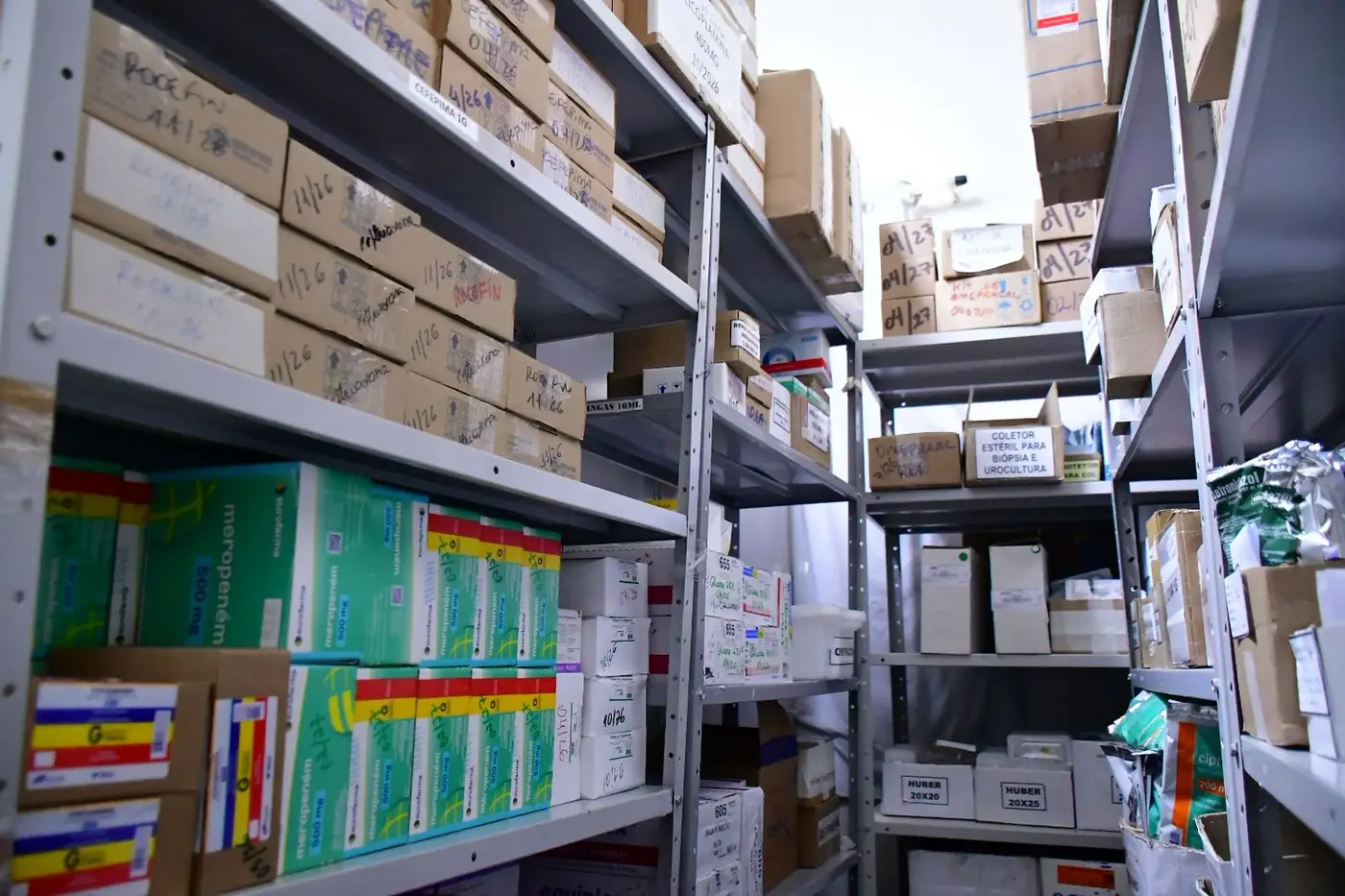 A farmácia da unidade conta hoje com ampla variedade de medicamentos disponíveis, incluindo antineoplásicos de uso contínuo