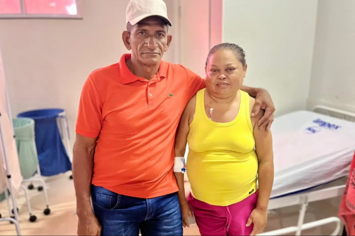 Raimundo Mendes e a esposa Ana Maria Dias, que está em tratamento renal à beira leito no HE
