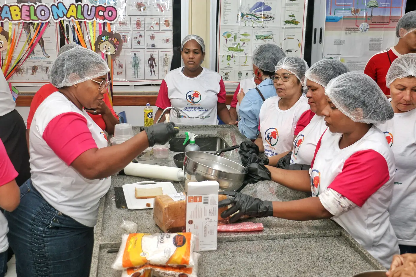 Alunas aprendem técnicas de higiene, conservação e o preparo correto de petiscos