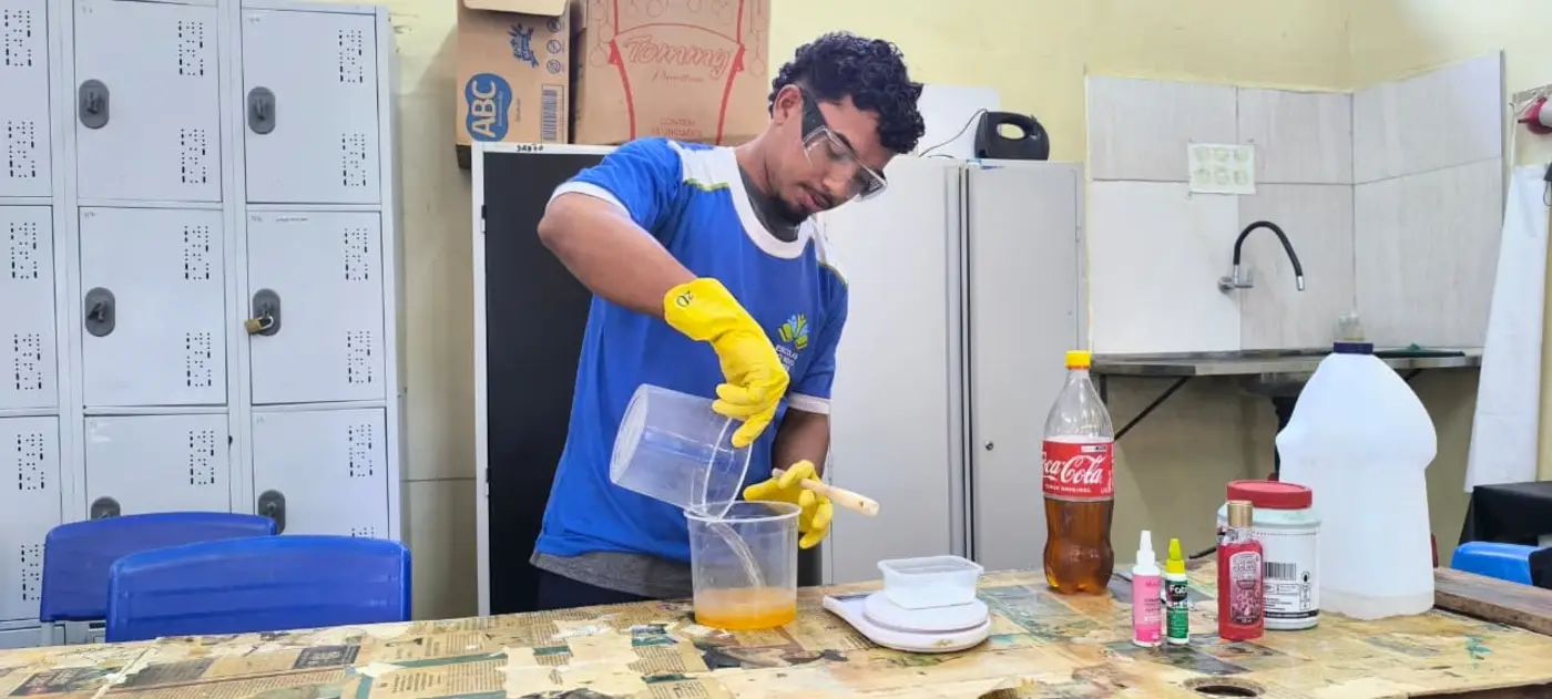 Uma das iniciativas reaproveita o óleo usado na cozinha para a confecção de sabão