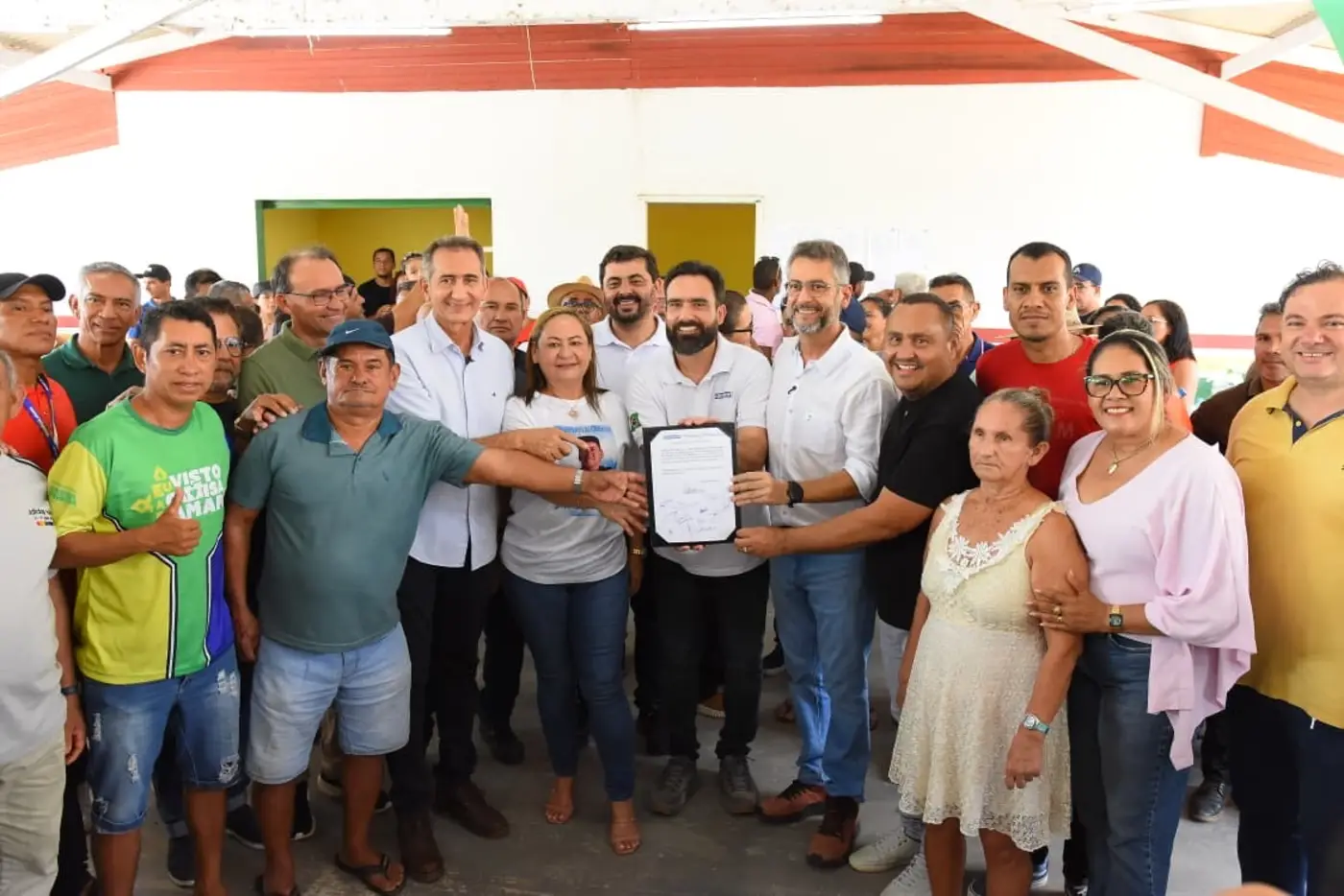 Governador Clécio Luís junto com lideranças políticas e comunitárias no Tracajatuba