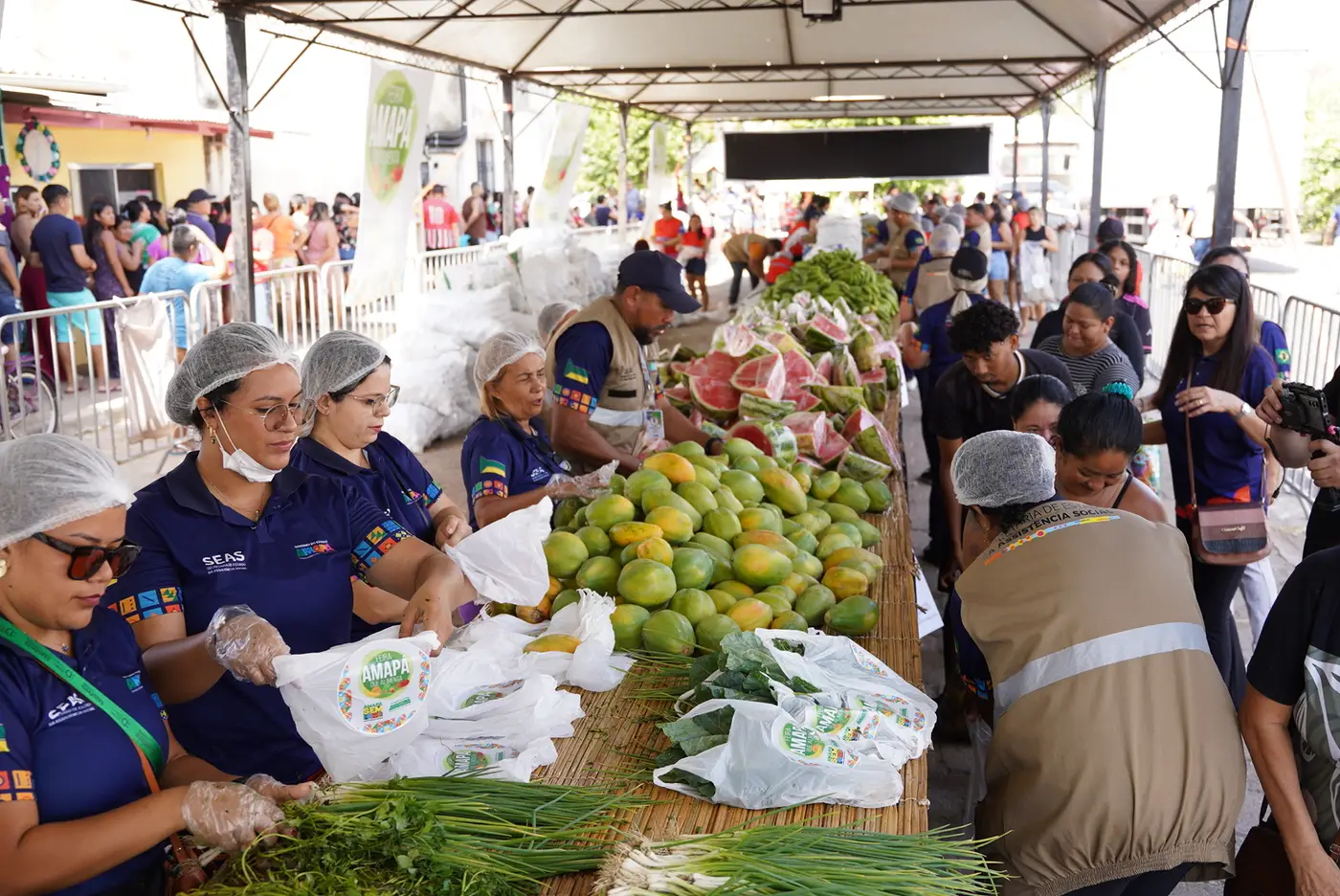 Durante a programação, os moradores puderam escolher frutas, verduras e hortaliças gratuitamente, com orientação nutricional e atendimento humanizado