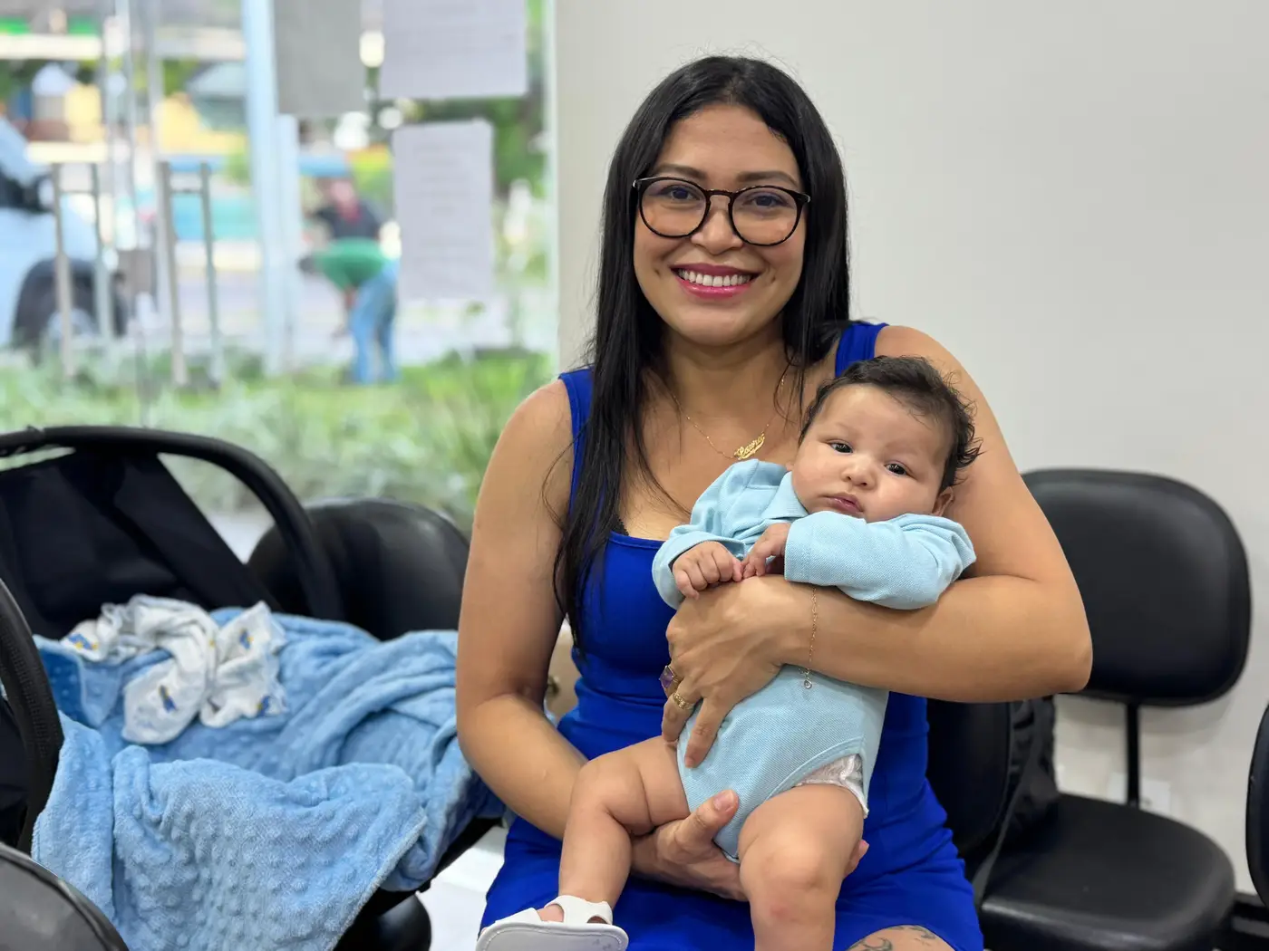 Promotora de vendas Keila Rocha com o pequeno Rael