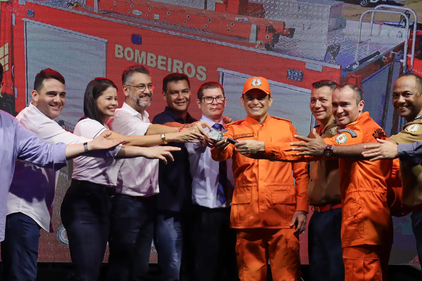 Autoridades participam da entrega simbólica das chaves das novas viaturas, ampliando a capacidade operacional da corporação