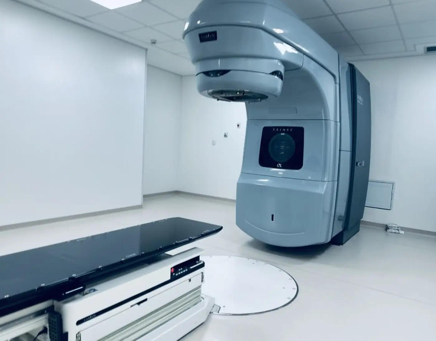 O acelerador linear é uma máquina que faz com que elétrons sejam acelerados e gerem raios X de mega voltagem para tratar os pacientes