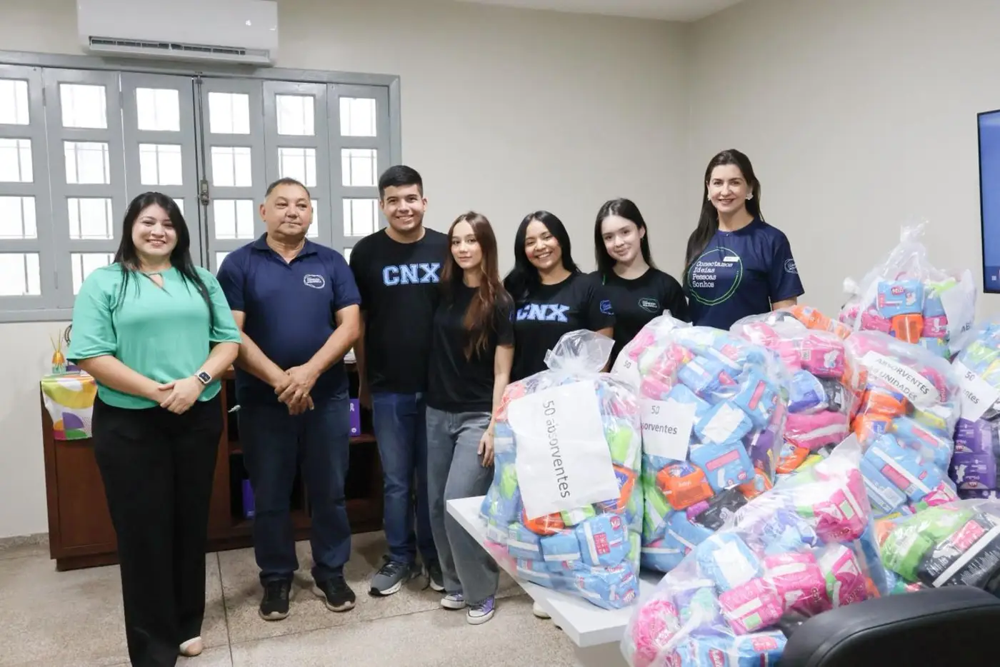 Cerca 800 pacotes de absorventes foram arrecadados e serão distribuídos aos centros que acolhem vítimas de violência doméstica
