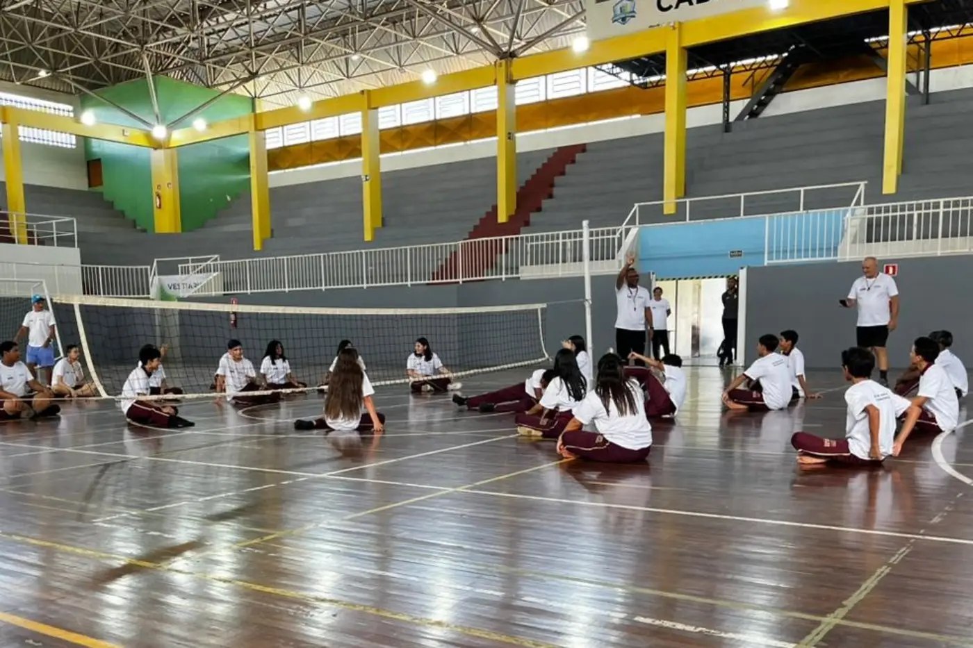 Modalidades como vôlei sentado, goalball e bocha paralímpica foram ensinados aos alunos