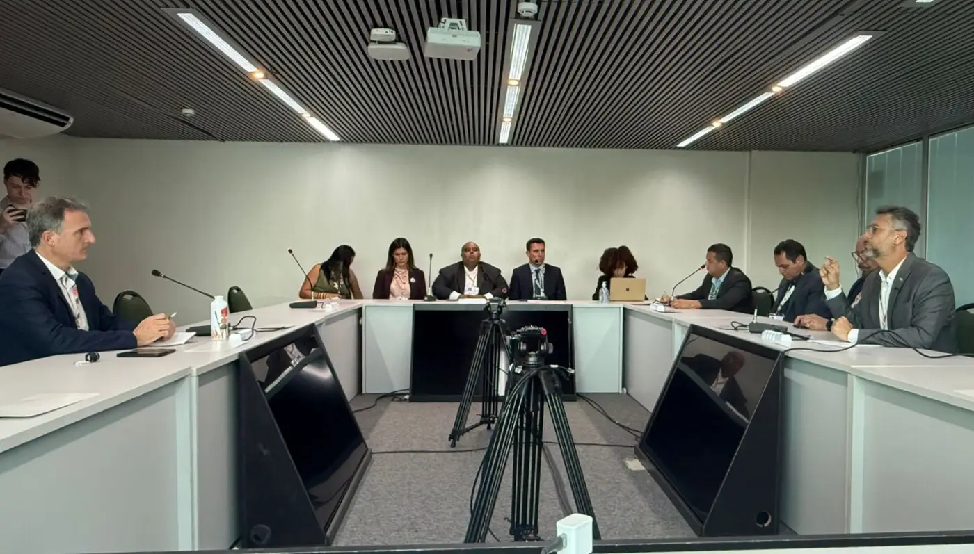 Na COP30, governador Clécio Luís se reuniu com o Èric Piolle, prefeito de Grenoble, cidade francesa, em busca de uma cooperação por energia renovável.