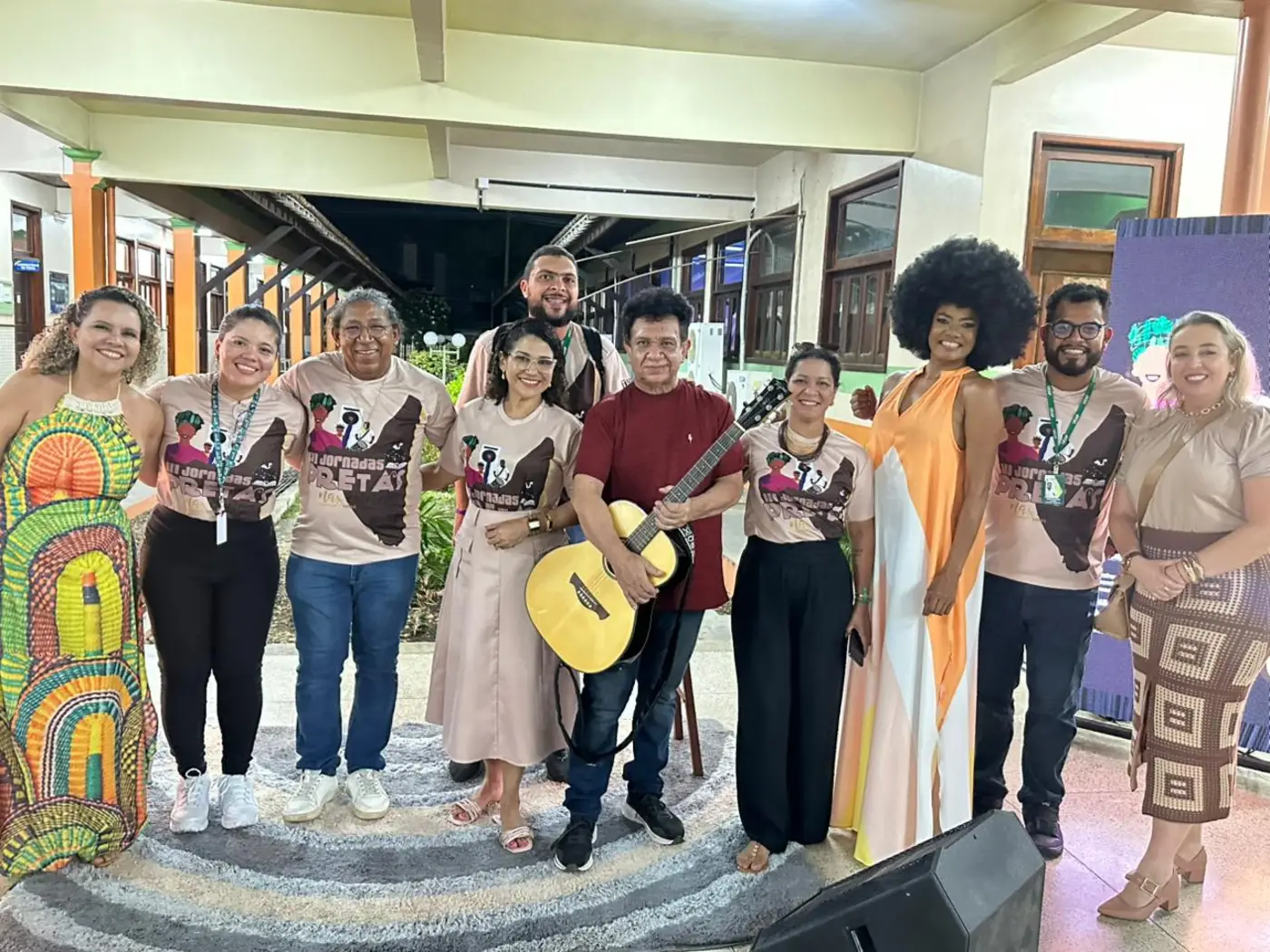 Equipe da organização das Jornadas Negras com o cantor Osmar Junior, que fez a parte cultural do evento