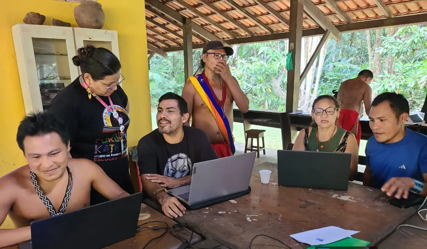 Representantes do povo Wajãpi, professores e equipes técnicas da Seed, TRE-AP e Iepé participam da oficina de construção do PPPEW