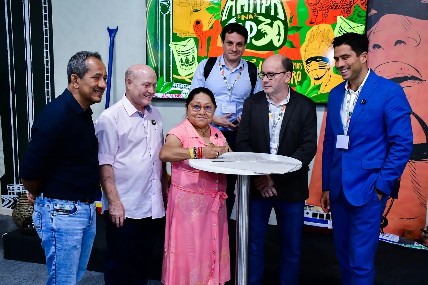 Momento da assinatura do contrato entre a Amazônia Bio e as comunidades extrativistas do Maracá, em Mazagão, no estande do Amapá durante a COP30