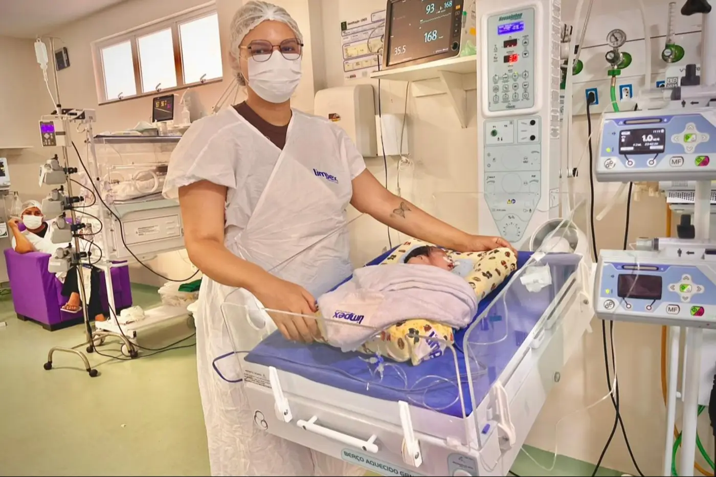 Brenda Karen ao lado do pequeno Benjamim, que evolui a cada dia