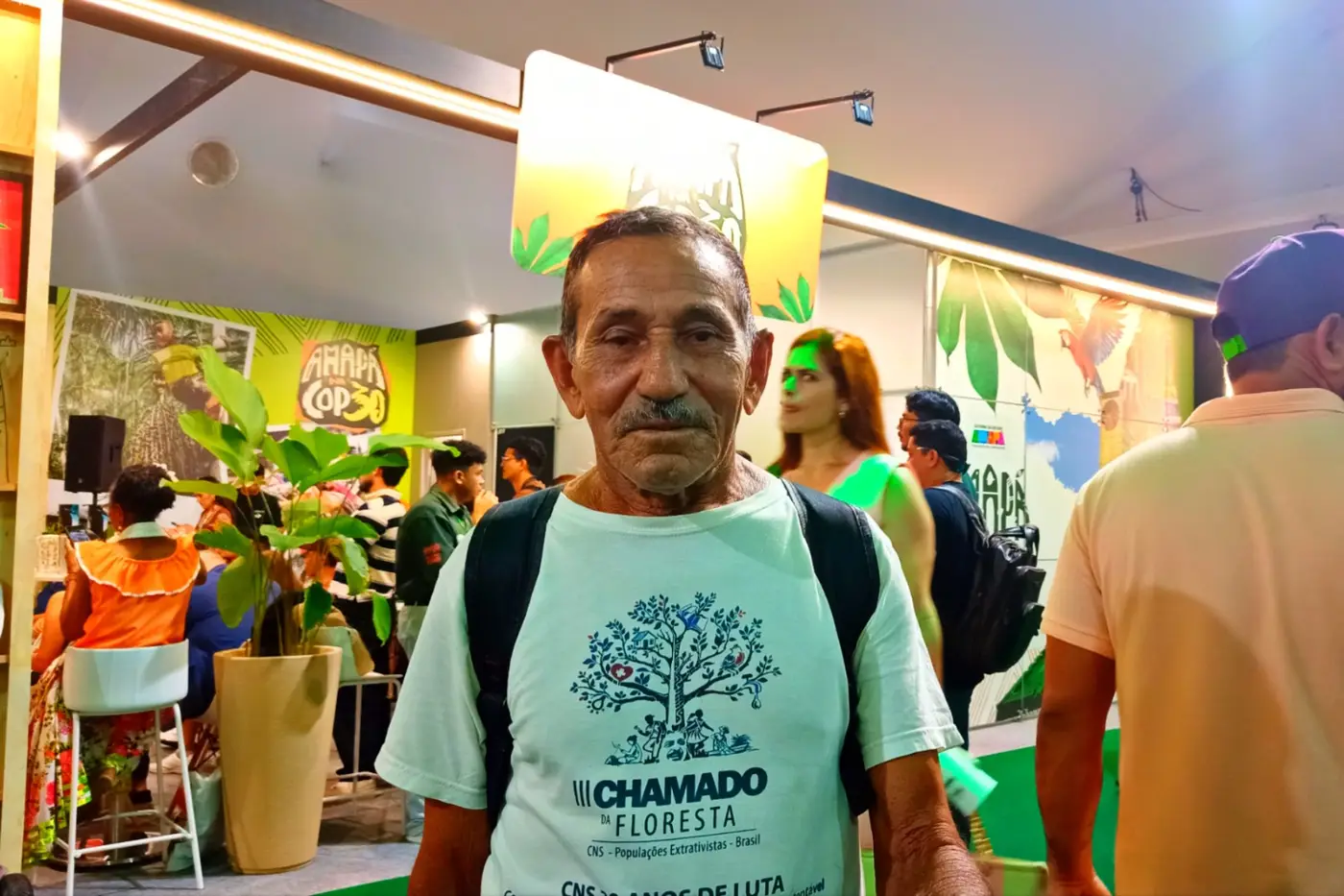 Luiz Gonzaga, extrativista de Rondônia, visita o estande do Amapá na COP30 e se encanta com as potencialidades do estado