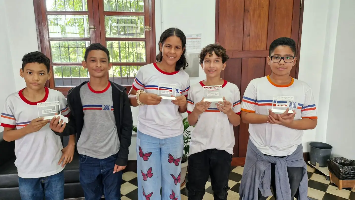 Estudantes Alexandre Santos, Mário Victor (2º lugar), Thalía Sophia, Abner Alexandre (1º lugar) e Francisco Adryan (3º lugar)