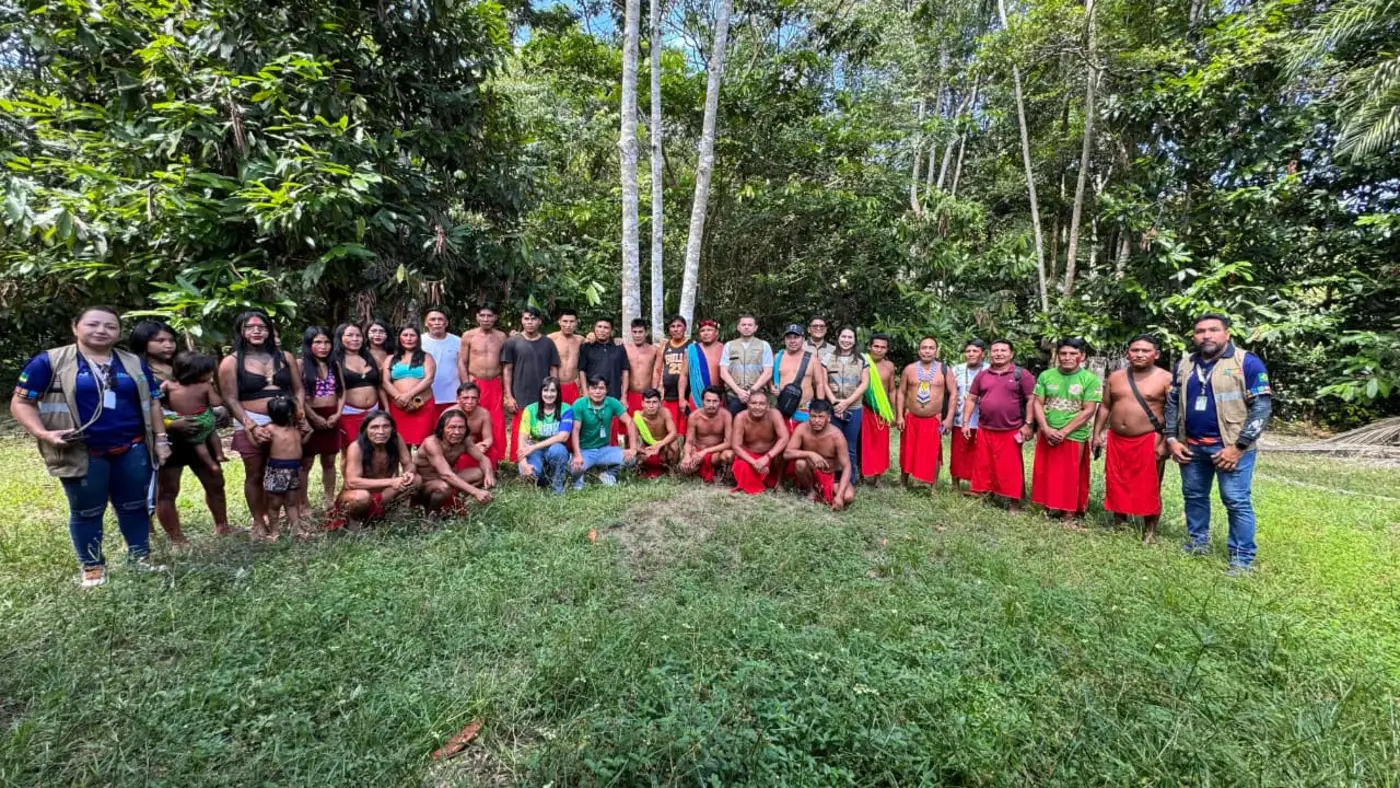 Líderes indígenas Wajãpi junto com os servidores da Seas e Sepi, na aldeia Aramirã