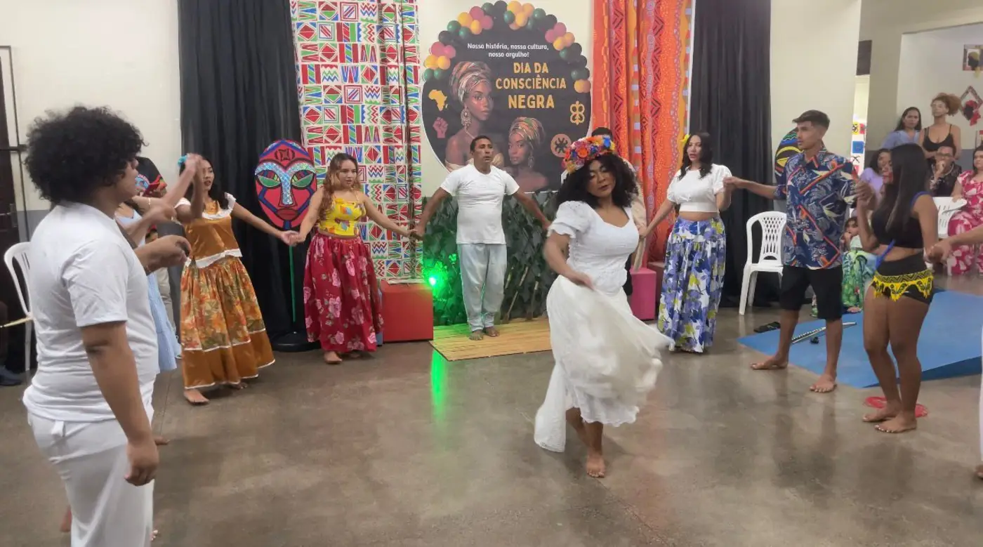 Alunos da escola Zolito Nunes participaram da produção do sarau, demonstrando união, reflexão e protagonismo na valorização da identidade e da cultura negra