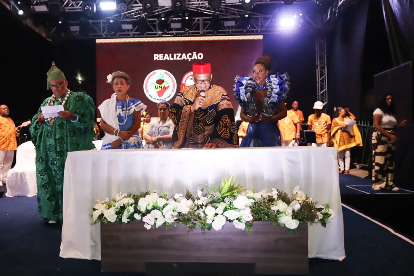 A celebração foi presidida pelo padre Paulo Mathias e sacerdotes de religiões de matriz africana
