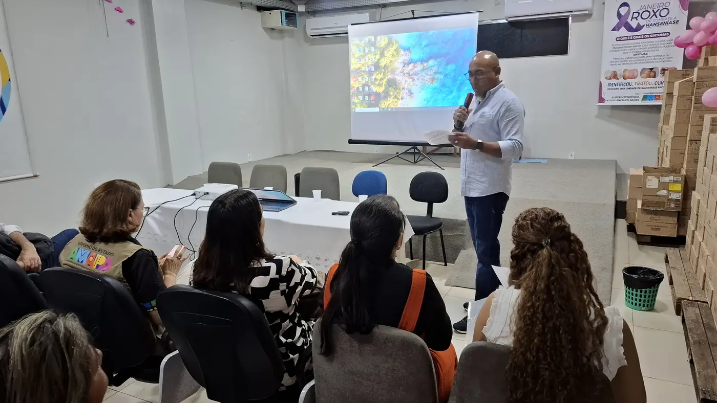 Turma da capacitação em hanseníase assiste a palestras sobre diagnóstico precoce, avaliação neurológica e condutas clínicas.