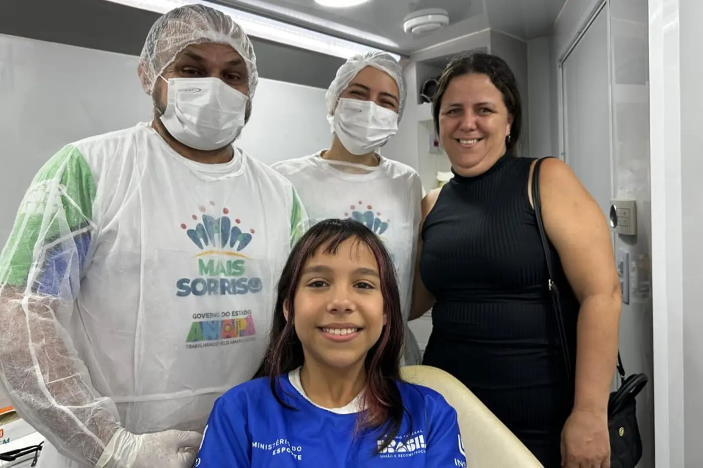 Cristiane de Oliveira e a filha Hellen Letícia, de 12 anos com a equipe do Mais Sorriso