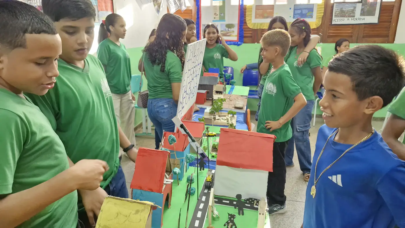 Estudantes apresentam projetos culturais, científicos e ambientais durante a FETEC 2025, na Escola Maria de Nazaré