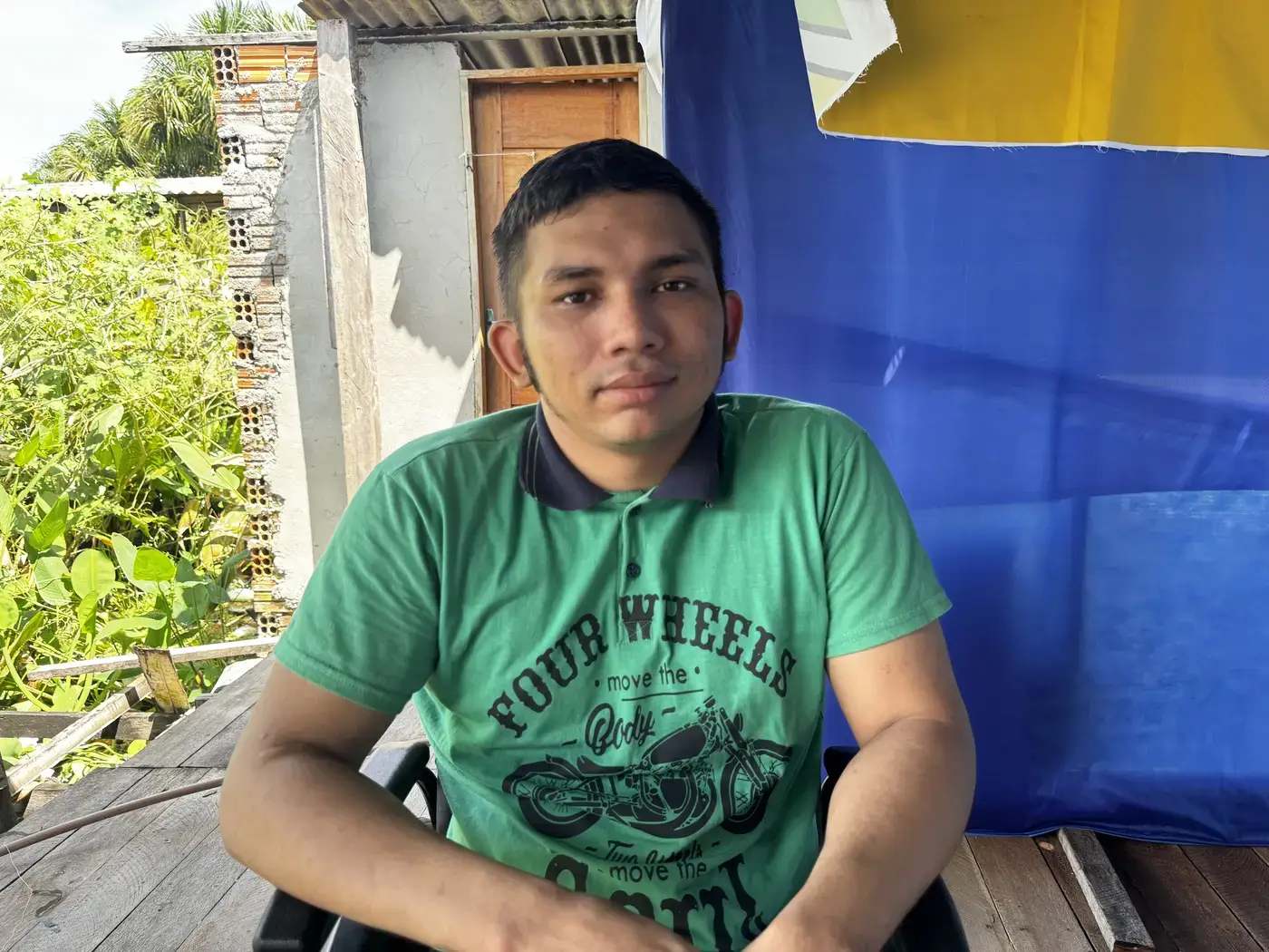 Edson Nunes, morador da ponte da 24ª do Congós sente a alegria e liberdade de poder empurrar sozinho sua cadeira de rodas na ponte