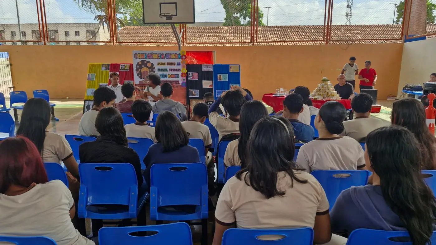 Alunos da Escola Reinaldo Damasceno durante a programação alusiva ao Dia da Consciência Negra