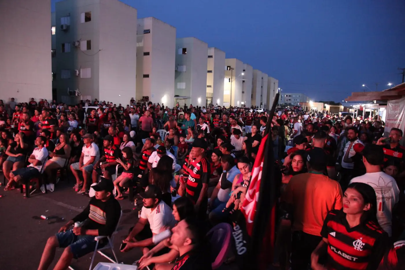 Milhares de torcedores se reuniram em diversos pontos da cidade, incluindo o Residencial Miracema.