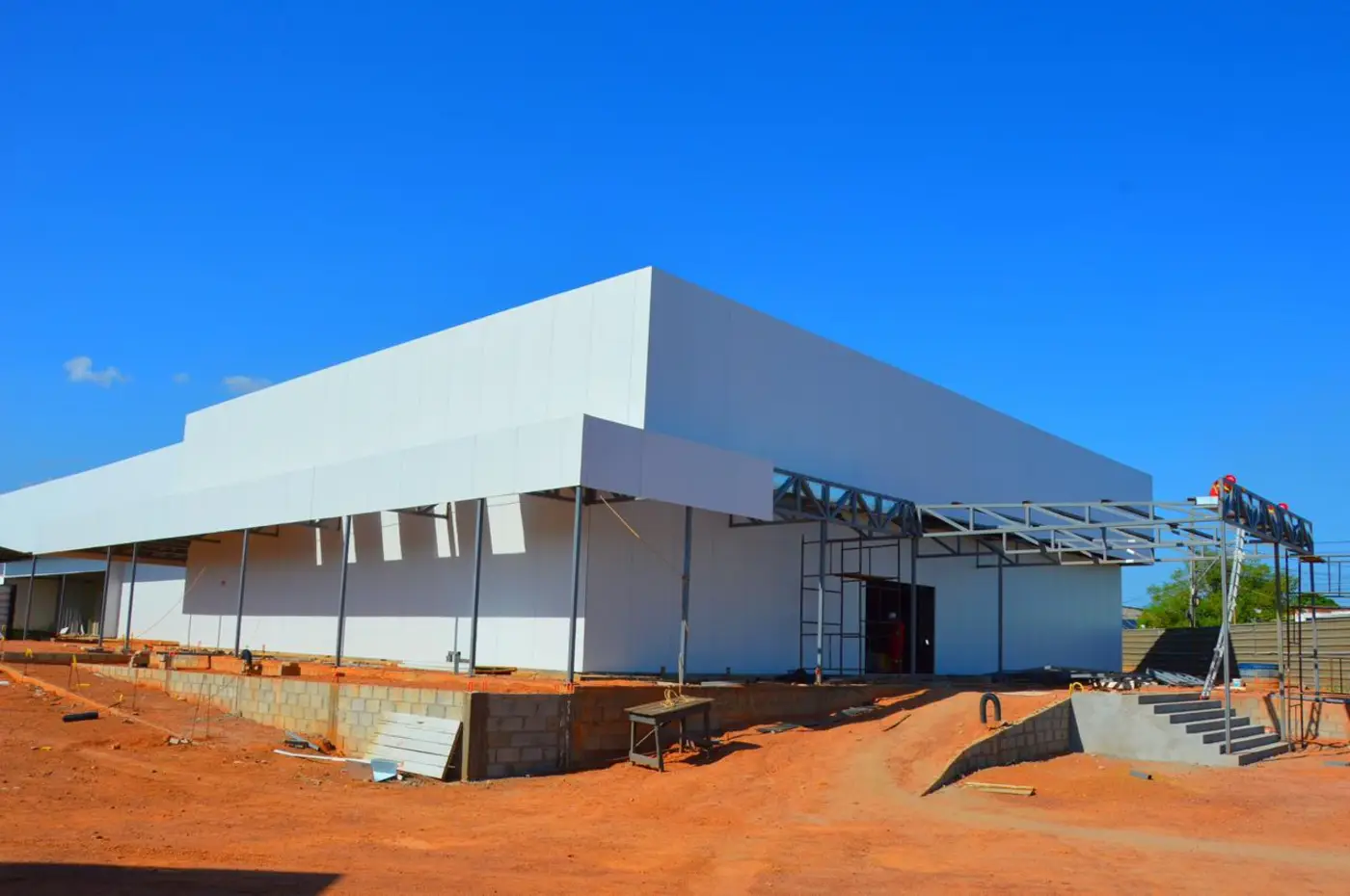 Obra do hospital já conta com paredes externas e painéis estruturais instalados