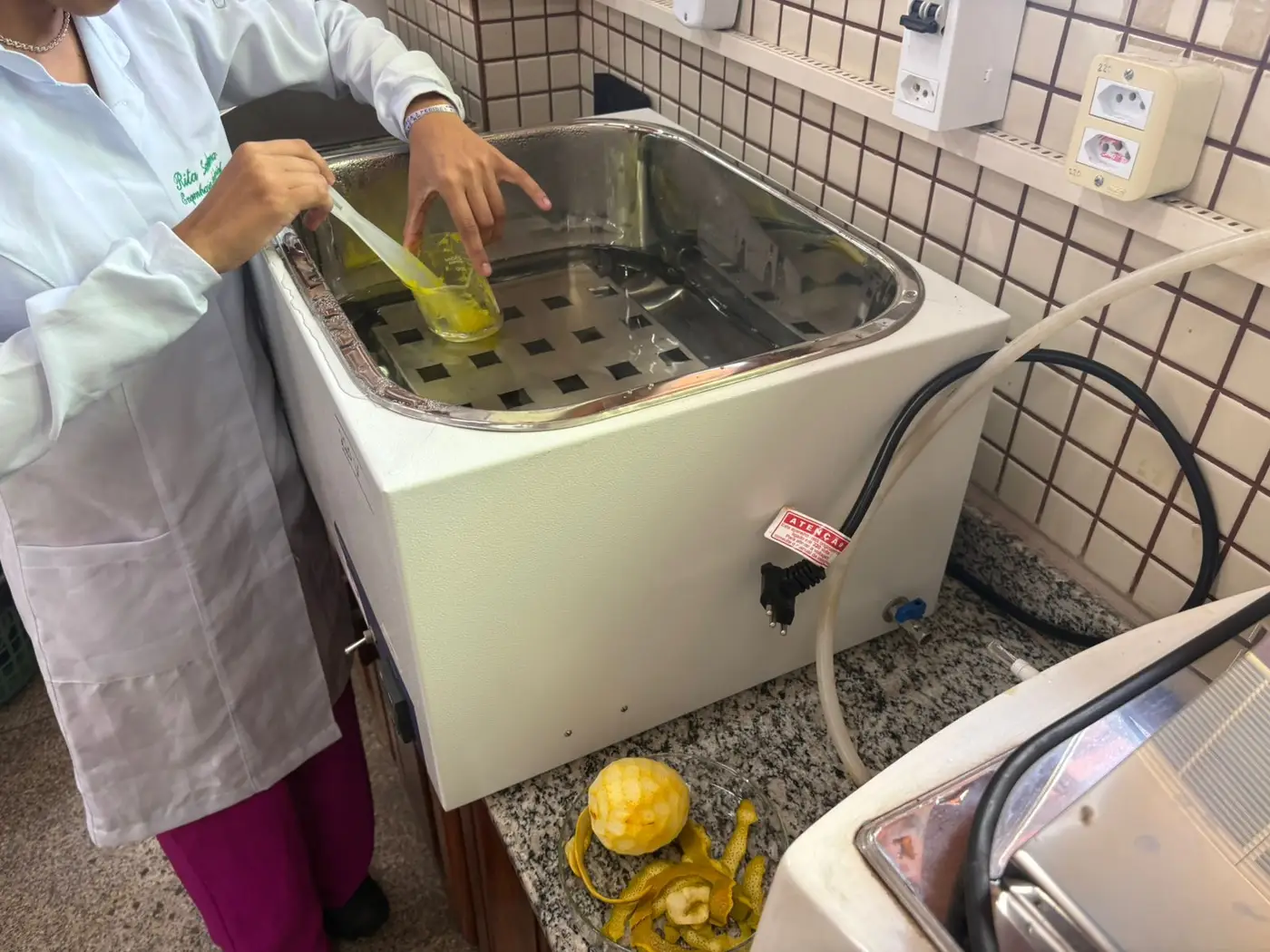 O bioplástico feito a partir do albedo da laranja apresentou mais biodegradabilidade