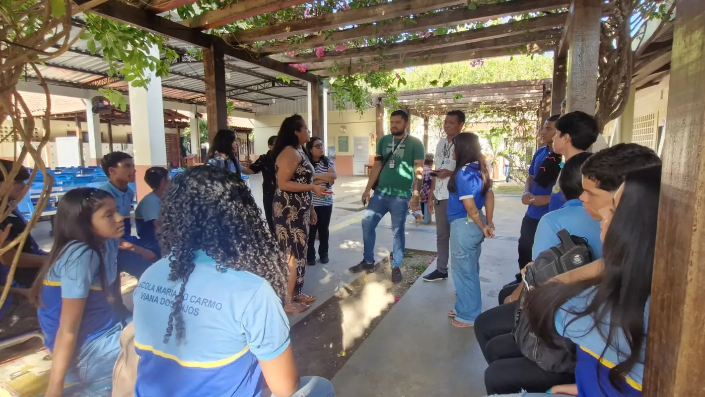 Profissionais da Seed orientam estudantes para a gravação do vídeo
