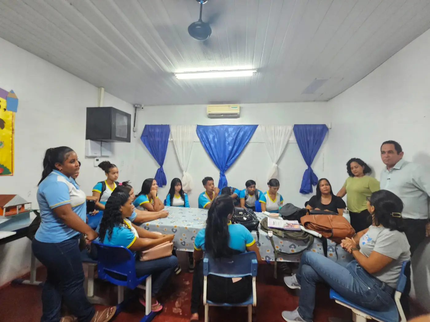 A Escola Estadual Levindo Alves dos Santos atende cerca de 300 estudantes vindos de diferentes regiões incluindo alunos que atravessam o Rio Maniva, no Pará