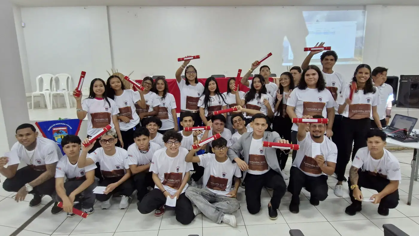 Estudantes da Educação de Jovens e Adultos (EJA) da Escola Estadual Professor Paulo Freire concluem estudos