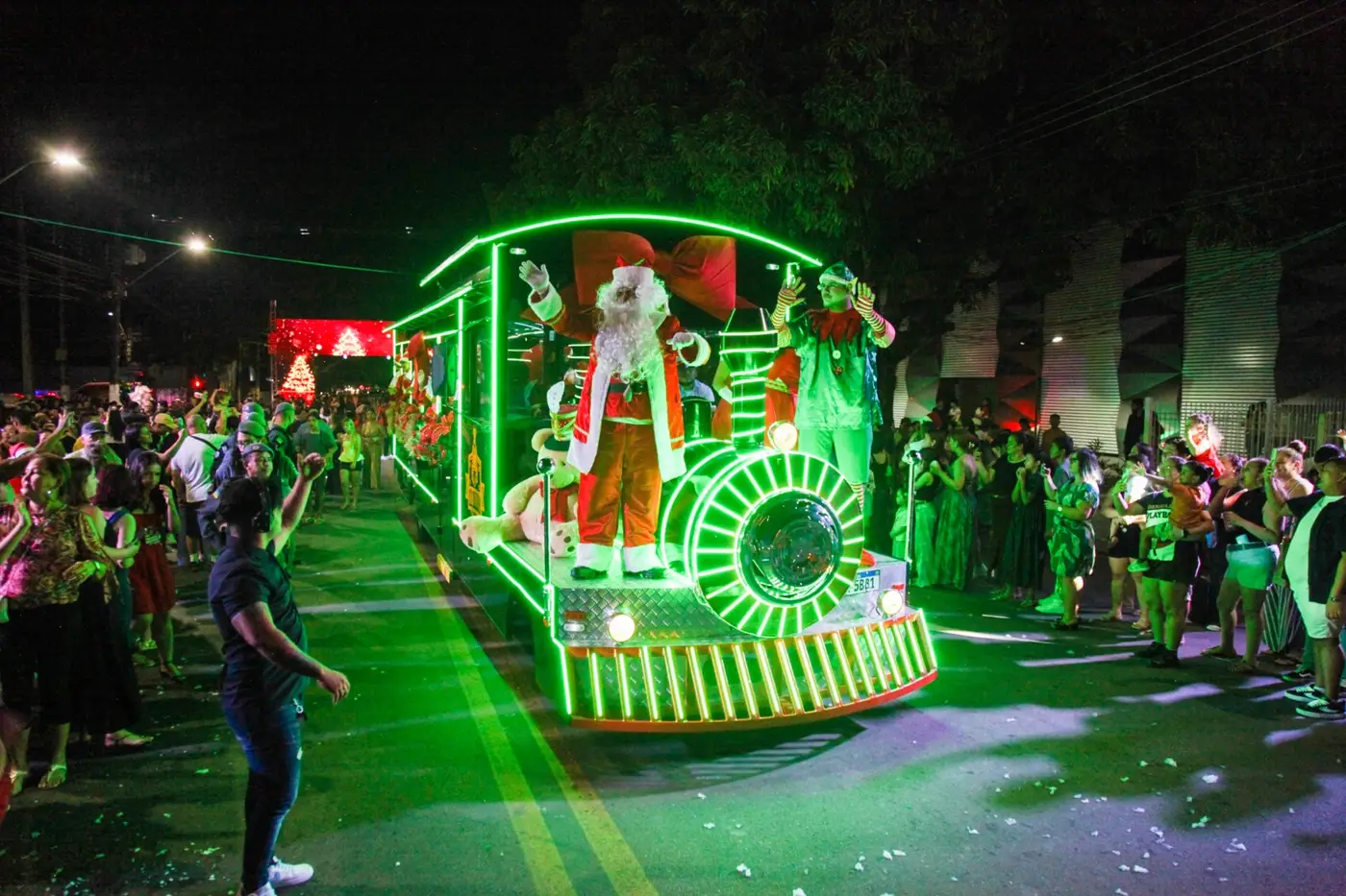 Chegada do Papai Noel abre oficialmente o Natal Luz 2025