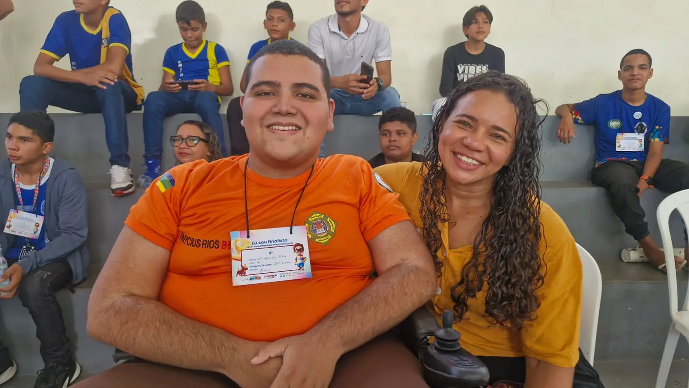Edinamar Keilane Rios e o filho Vinycius Rios Rodrigues representam a força da inclusão e da família na educação pública do Amapá