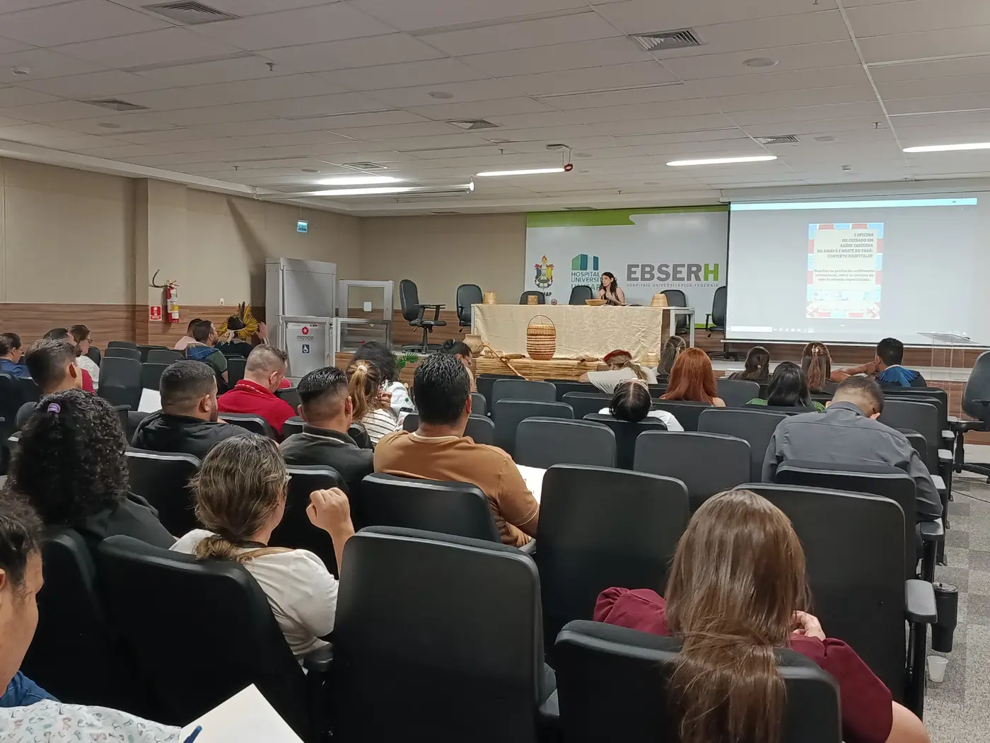 Nesta edição, a oficina aborda o tema “Desafios na prática do acolhimento intercultural entre os serviços da rede de atenção especializada”