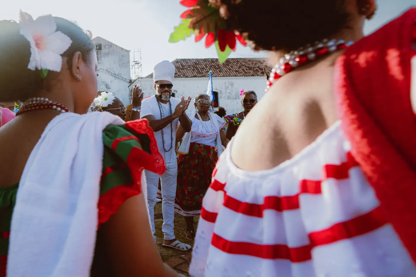Com 42 minutos de duração, o documentário destaca o colorido das vestimentas tradicionais