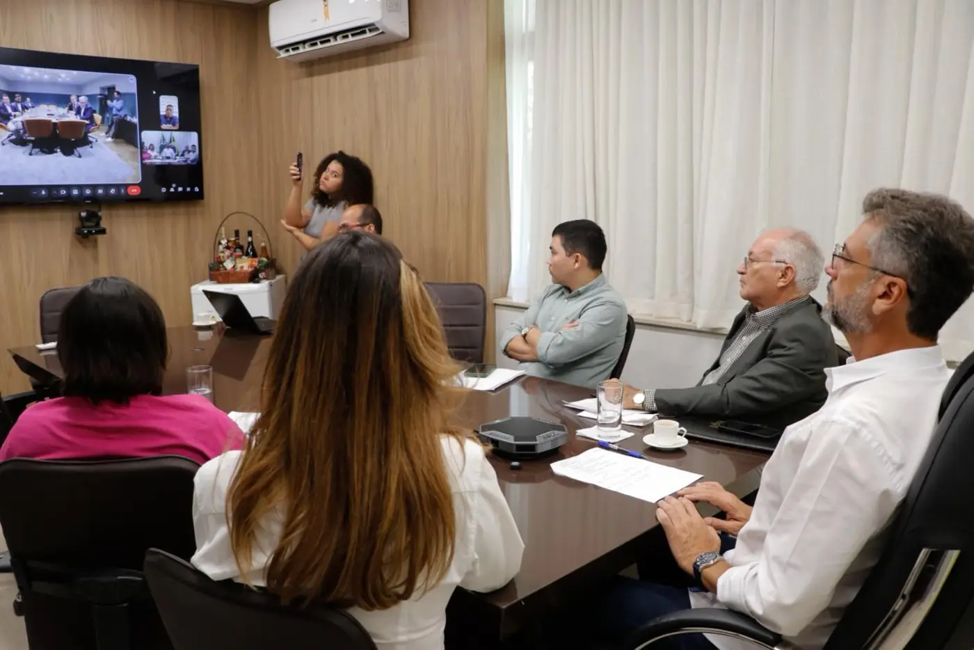 Clécio Luís durante videoconferência com executivos da DEV Mineração para anunciar a retomada da atividade mineral no Amapá