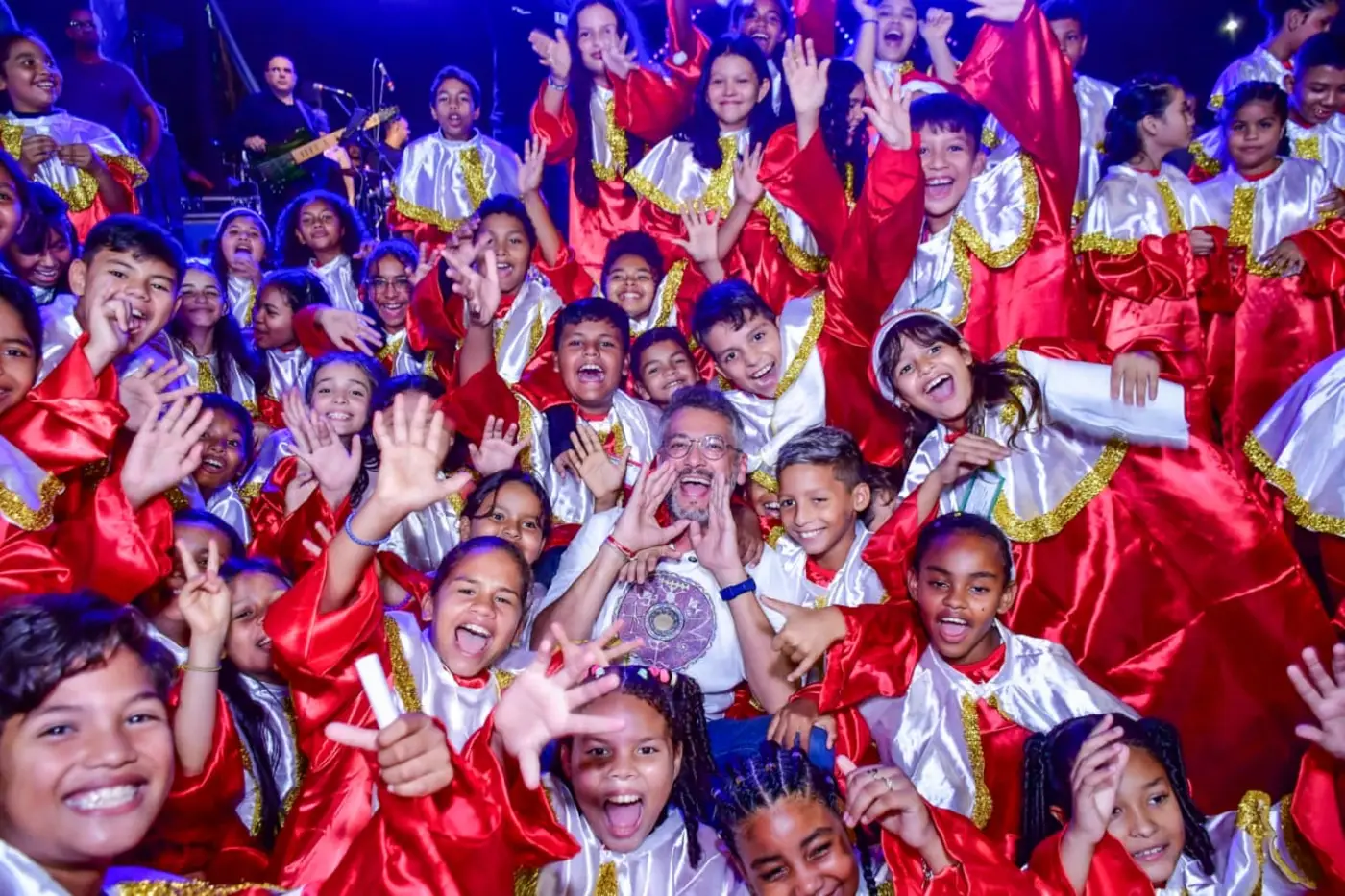 O governador do Amapá Clécio Luís juntos com estudantes que compuseram o coral da cantata Natalina das Escolas Estaduais 2025