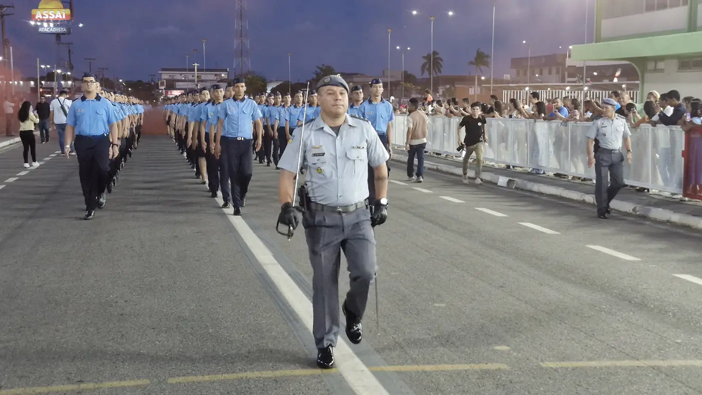 O pelotão de formandos entrou marchando pela Avenida Ivaldo Veras, abrindo a solenidade de formatura