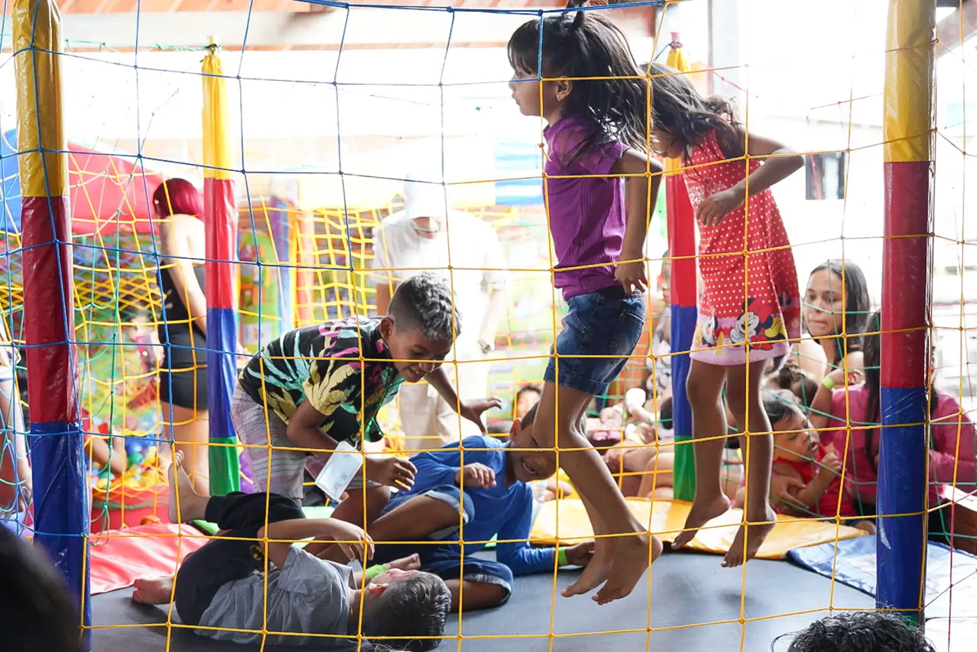 Ação Solidária de Natal atraiu centenas de crianças do Bairro Congós