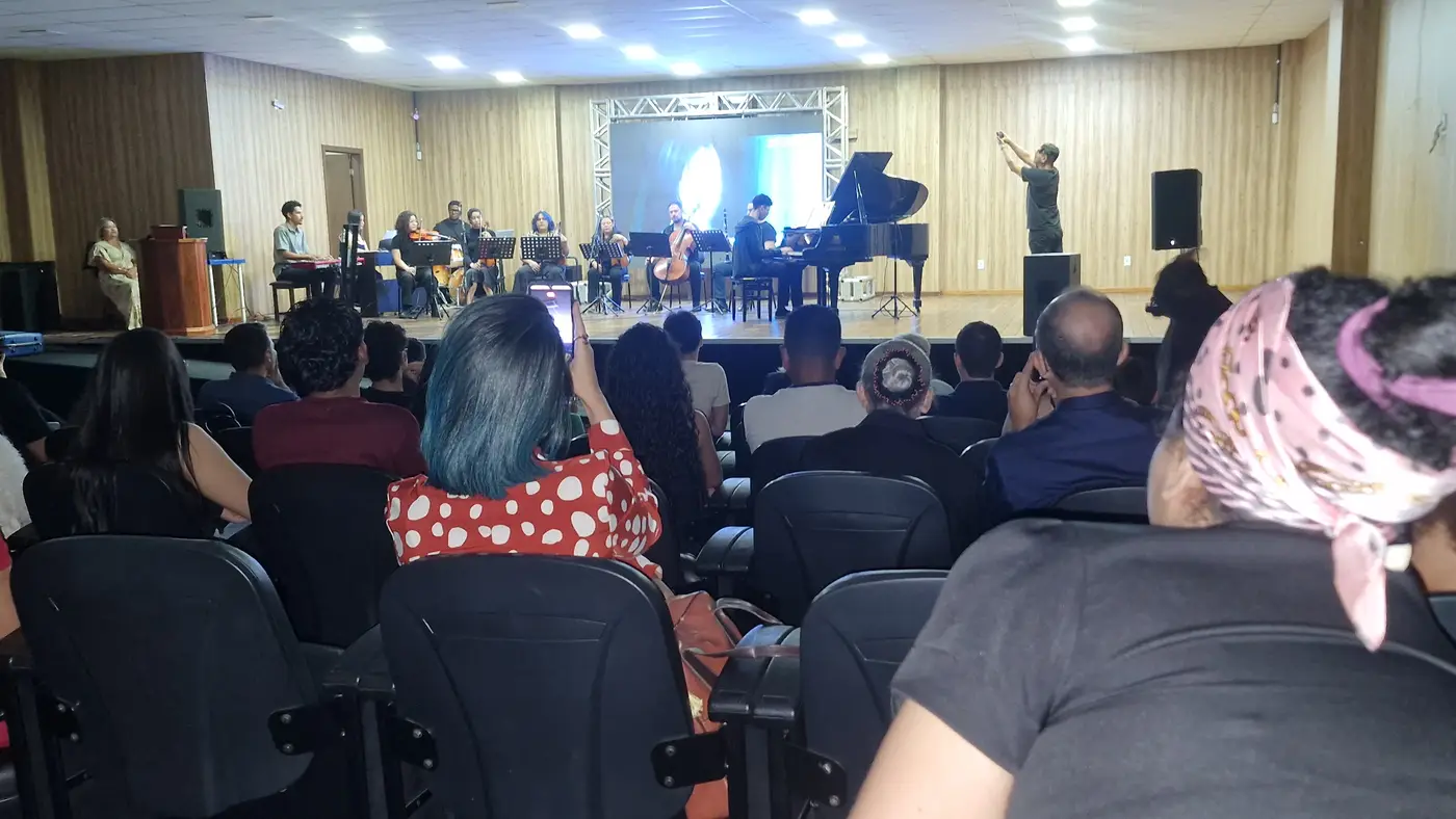 Recitais de violão e piano envolvem e emocionam o público presente no encerramento do ano letivo no Cep Walkíria Lima