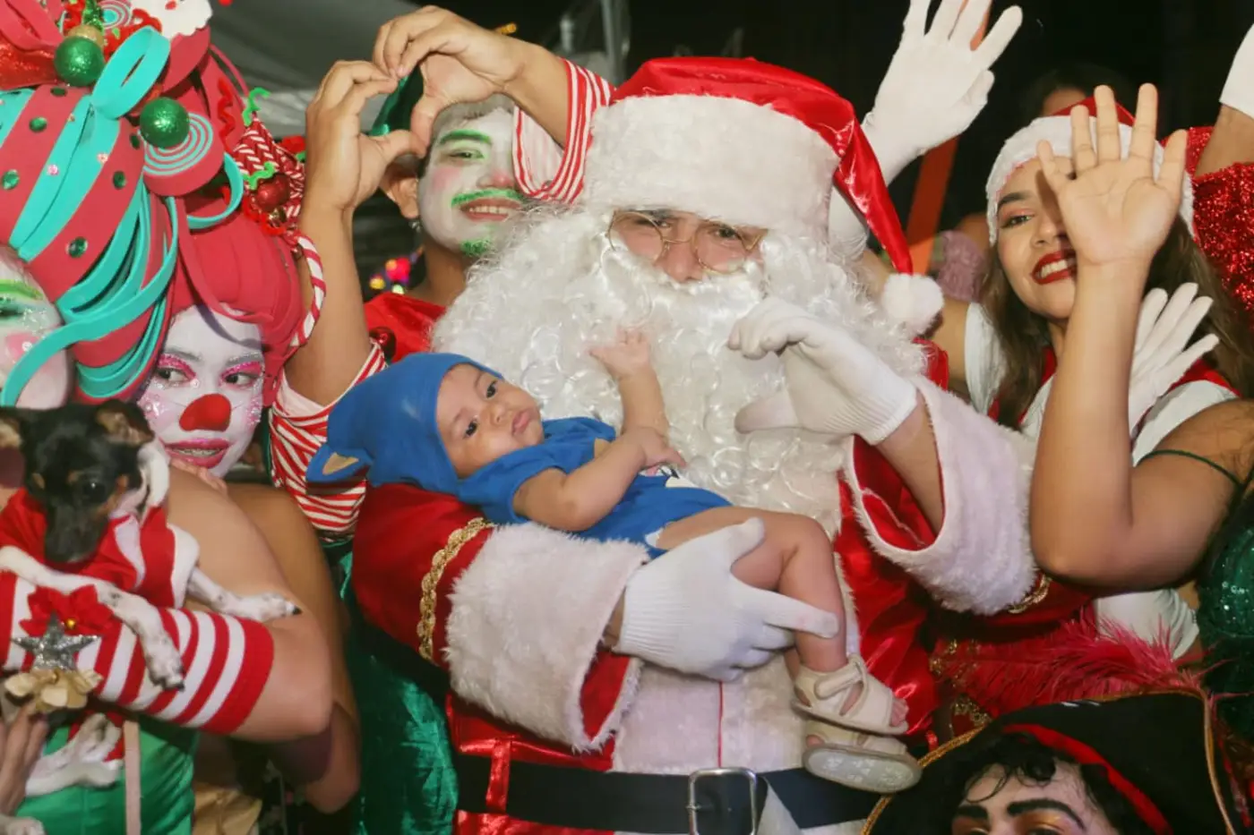 O carinho do público ao ver, de pertinho, o Papai Noel e aproveitar para registrar o momento