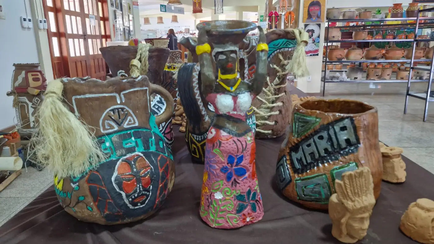 Vasos e obras de arte confeccionados pelos estudantes ficam em exposição até o dia 20 de janeiro, na Casa do Artesão, em Macapá