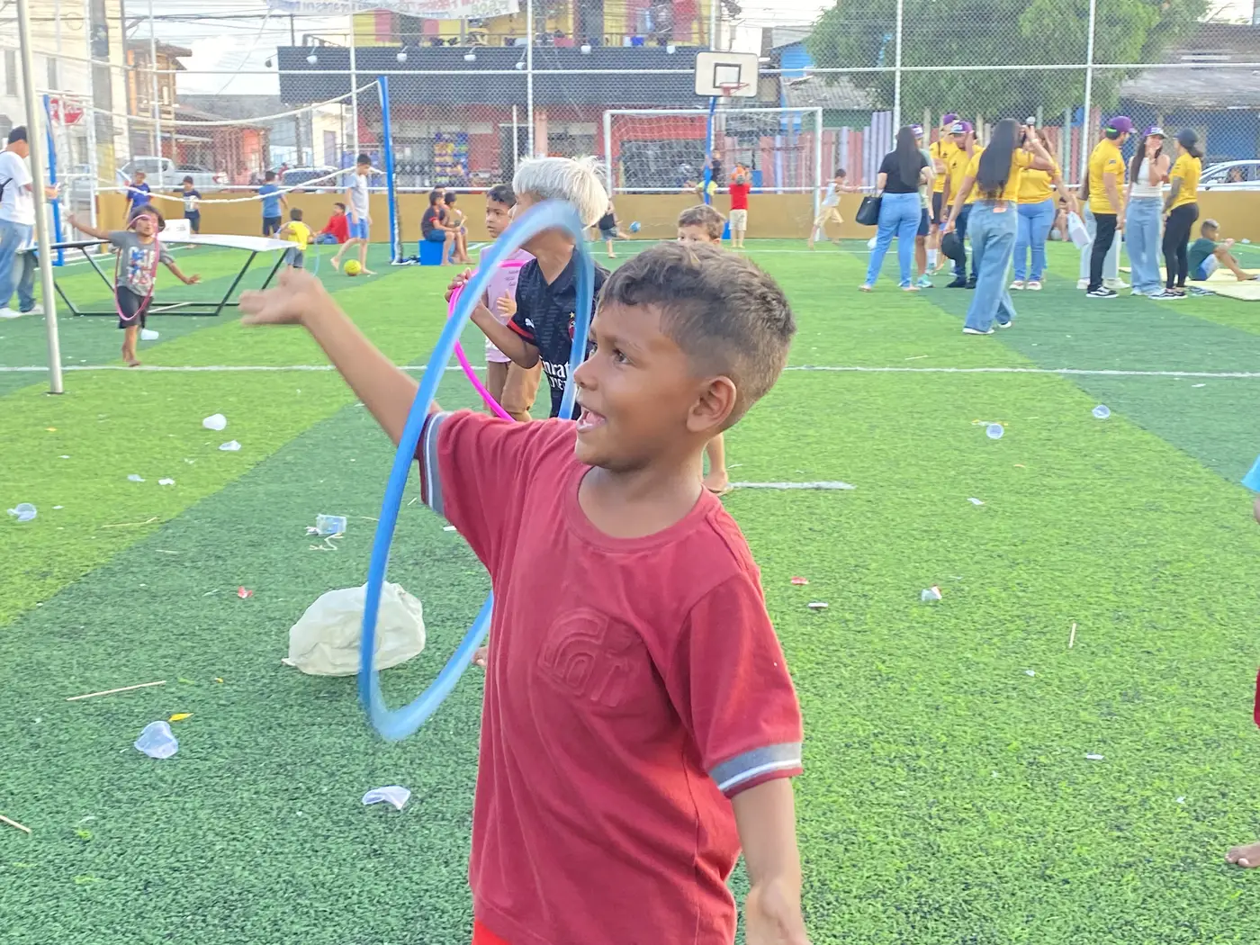 Criançada se divertindo na “Ação social Natal de Campeão”
