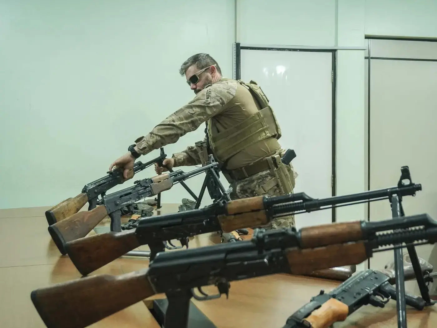 Equipe da Denarc apreendeu 36 armas de fogo, entre elas 14 fuzis, dos quais 12 são do modelo AK-47.