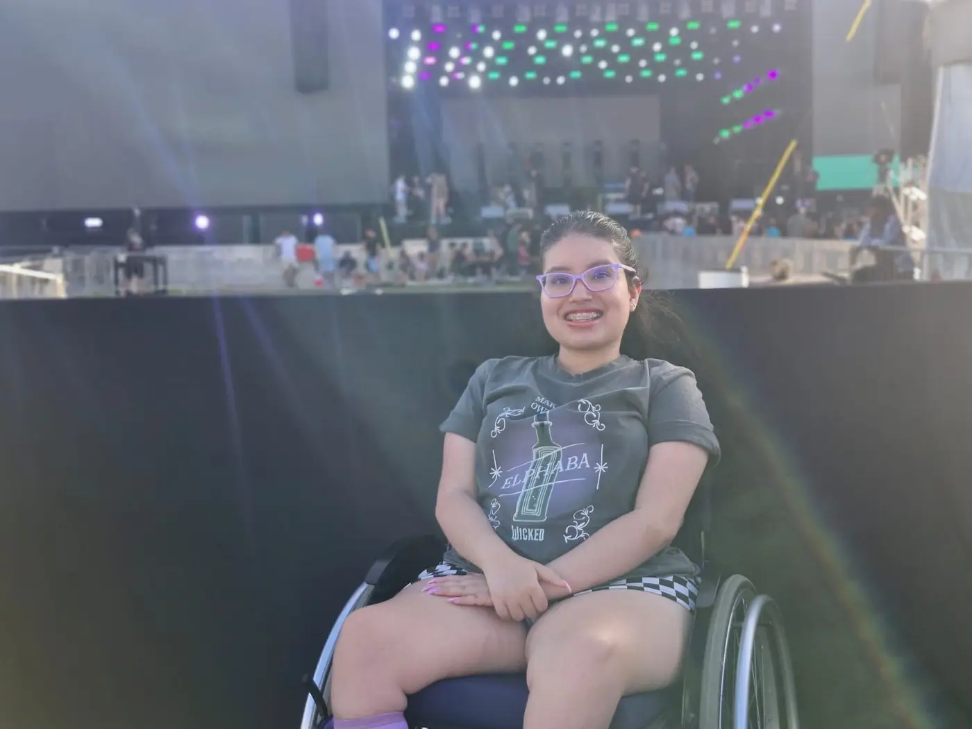 Desde as duas e meia da tarde, a Maria de Fátima, fã de carteirinha de anitta desde os 14 anos de idade, aguarda a sua chegada.