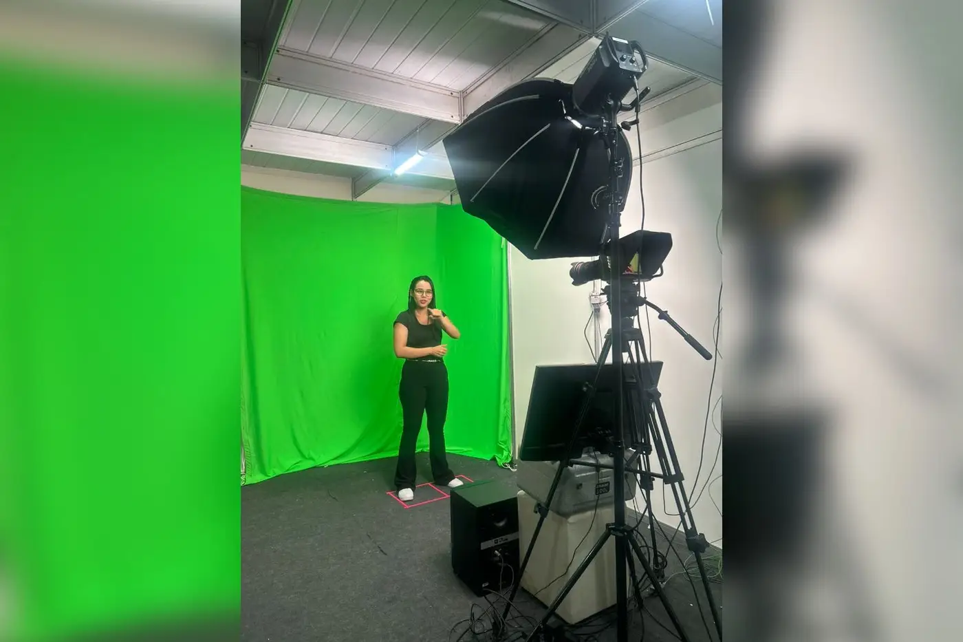 A preparação envolve estudo prévio das letras das músicas, ensaios em equipe e alinhamento constante com os intérpretes surdos