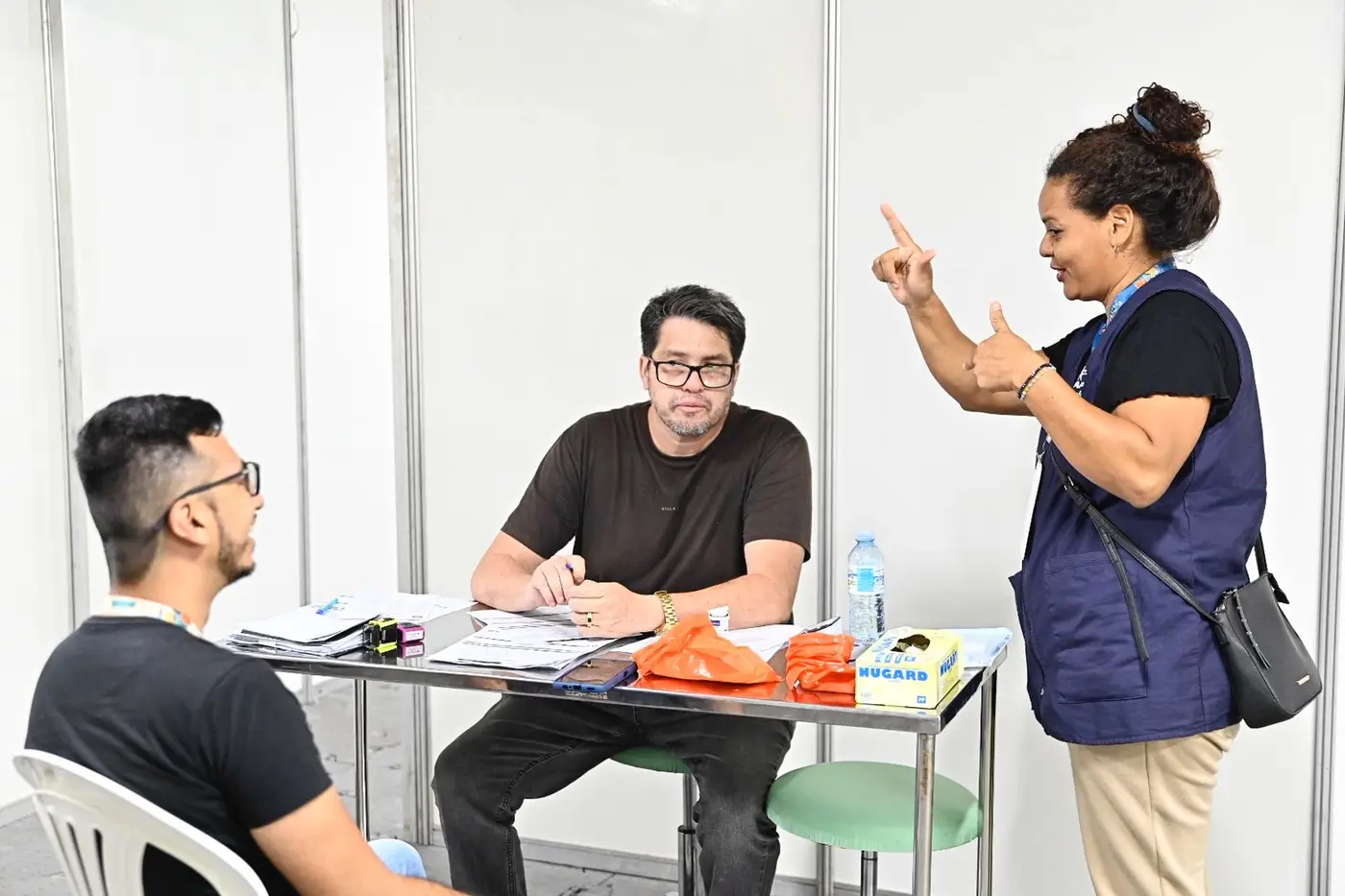 Intérpretes em libras atuando durante atendimento médico no posto de saúde